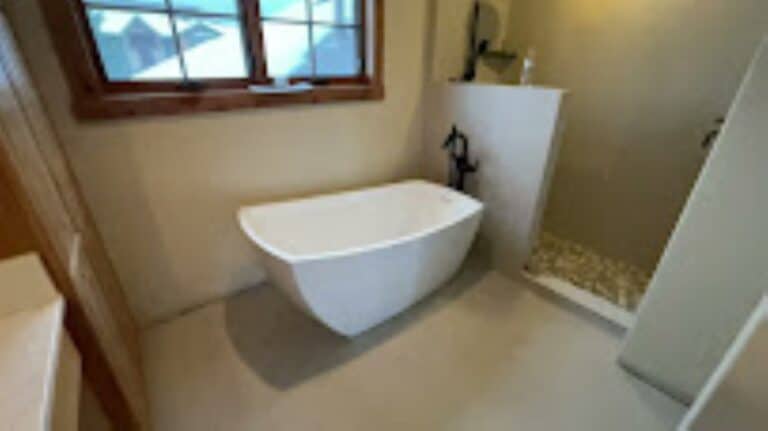 Modern freestanding bathtub in a minimalist bathroom Whitefisf MT